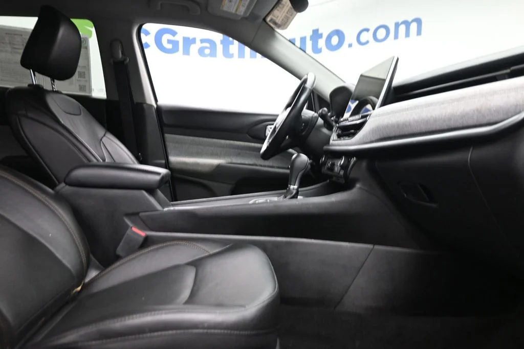 Certified Used 2022 White Jeep Latitude Lux image 9