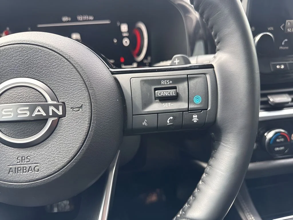 Used 2023 Black Nissan Platinum image 17