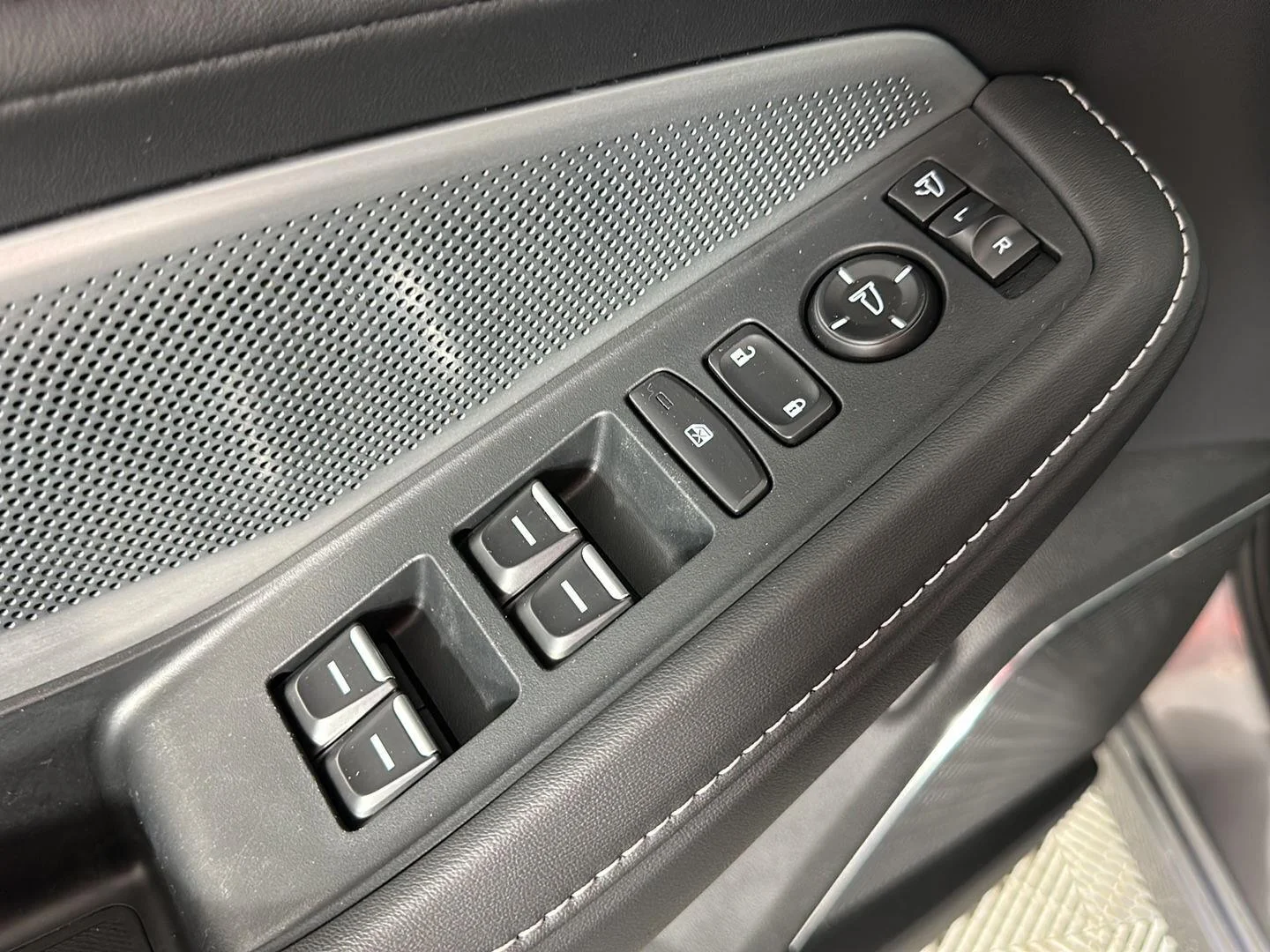 Used 2025 Liquid Carbon Metallic Acura SH-AWD w/Tech image 19