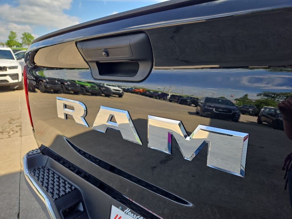 New 2026 Diamond Black Crystal Pearl-Coat Exterior Paint RAM Tradesman image 23
