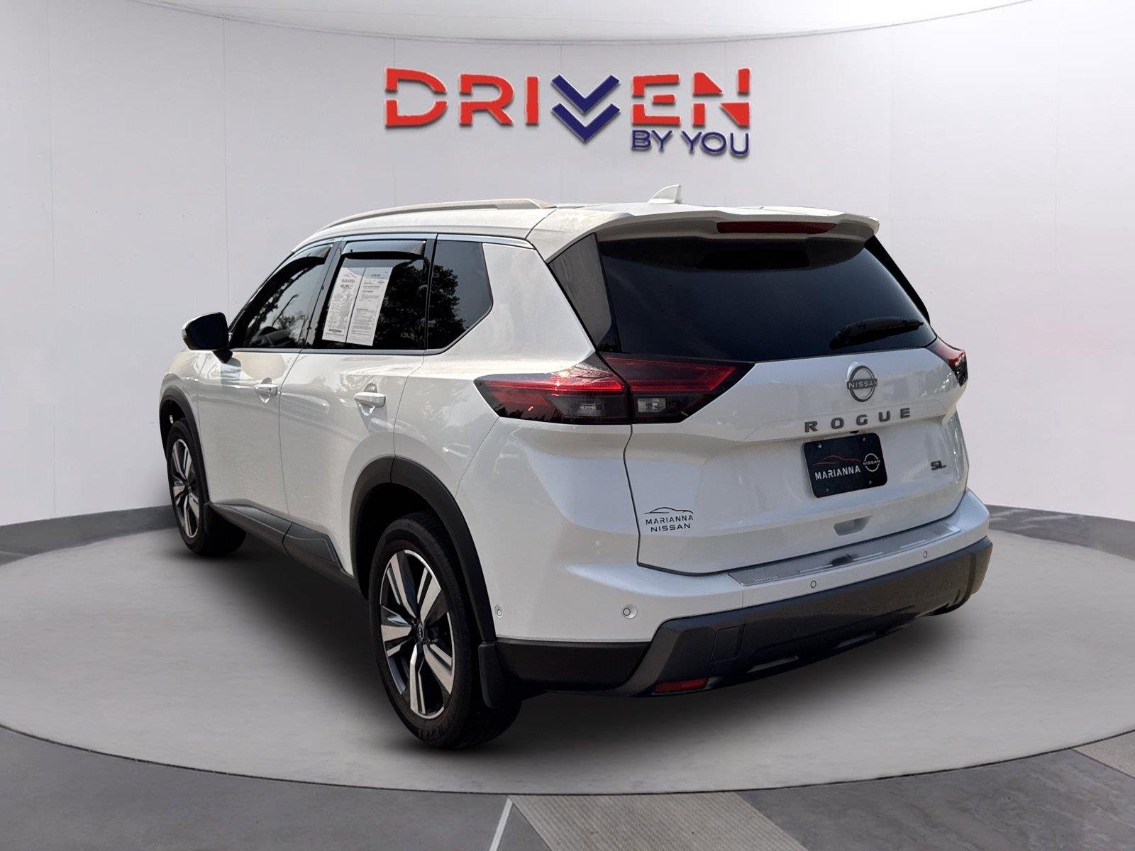 Used 2025 Everest White Pearl Nissan SL image 5