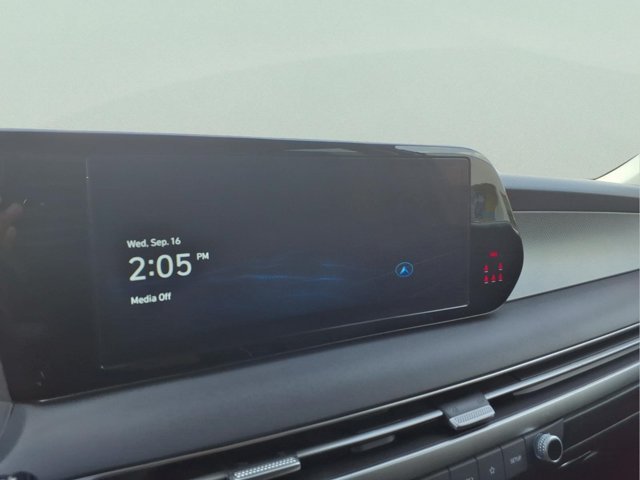 Used 2025  Hyundai SEL image 9