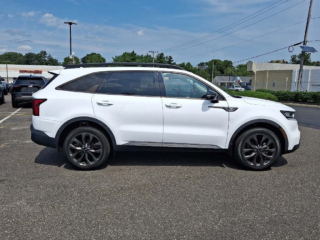 Used 2022 White Kia X-Line EX image 13