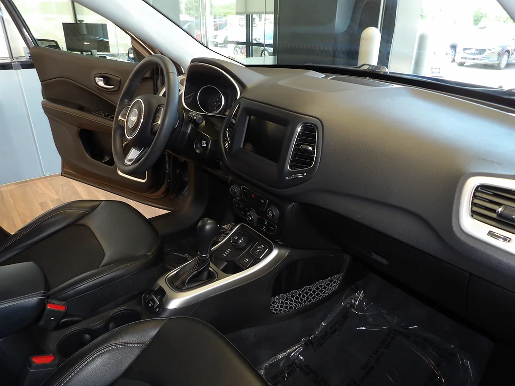 Used 2021 Granite Crystal Metallic Clear Coat Jeep Latitude image 13