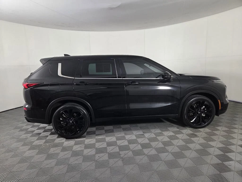 Used 2023 Black Mitsubishi SE Black Edition image 4
