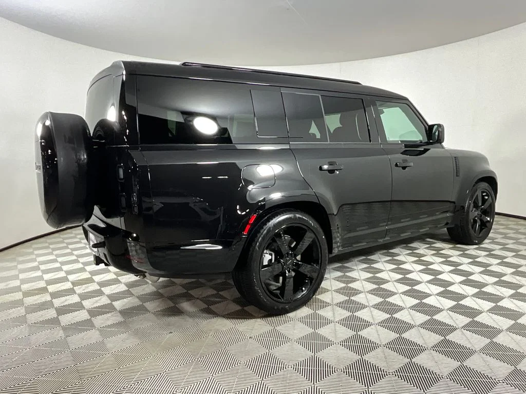 New 2026 Santorini Black Land Rover X-Dynamic SE image 2
