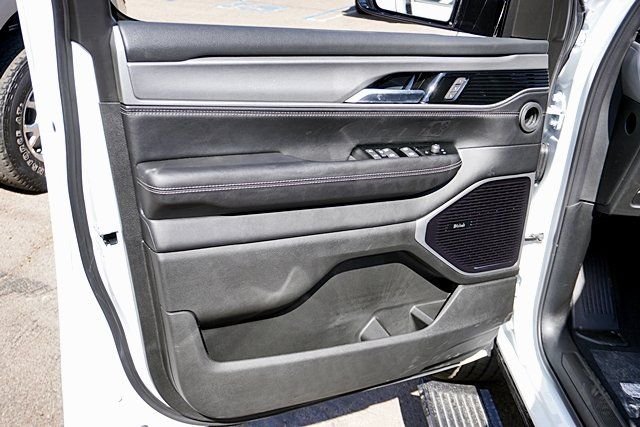 New 2026 Bright White Clear-Coat Exterior Paint Jeep Limited Altitude image 30