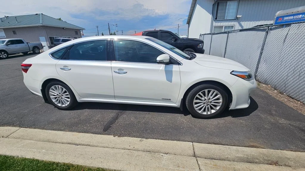 Used 2014 White Toyota XLE Touring image 2