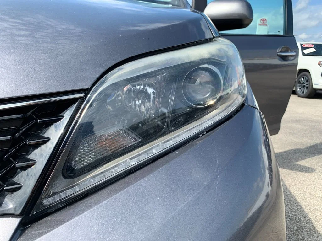 Used 2018 Gray Toyota SE Premium image 38
