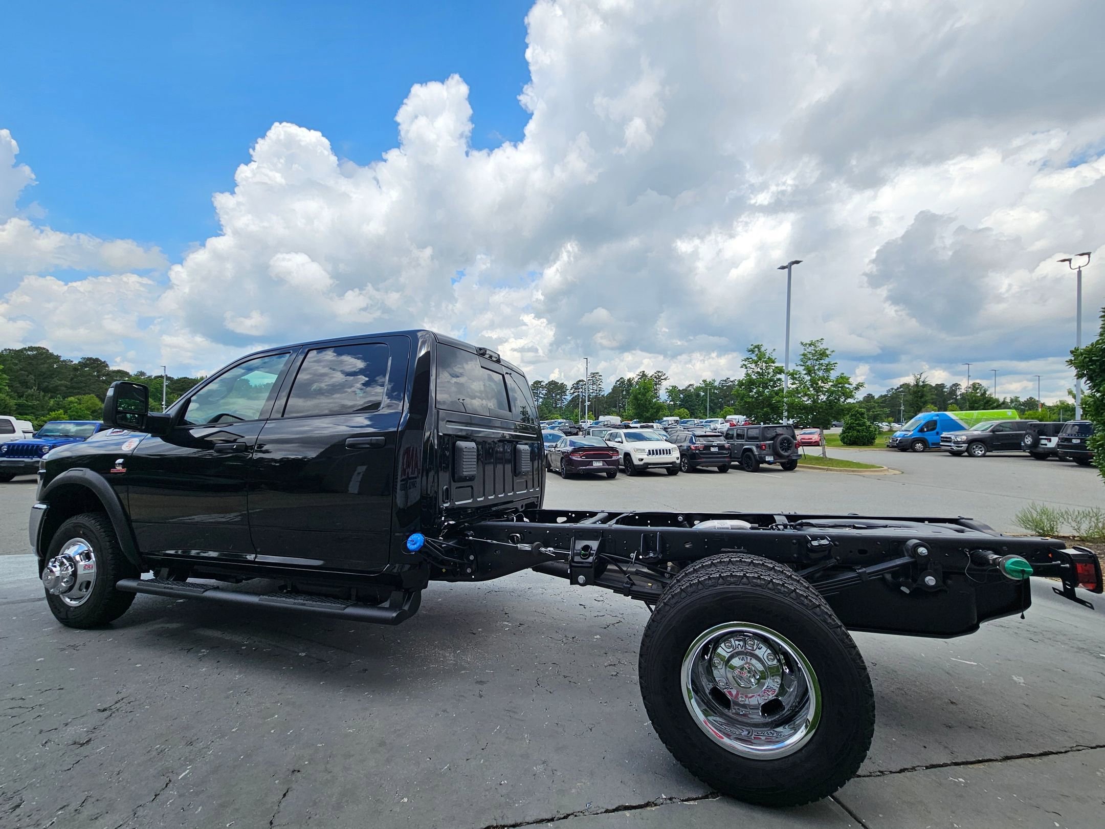 New 2026 Diamond Black Crystal Pearl-Coat Exterior Paint RAM Tradesman image 5