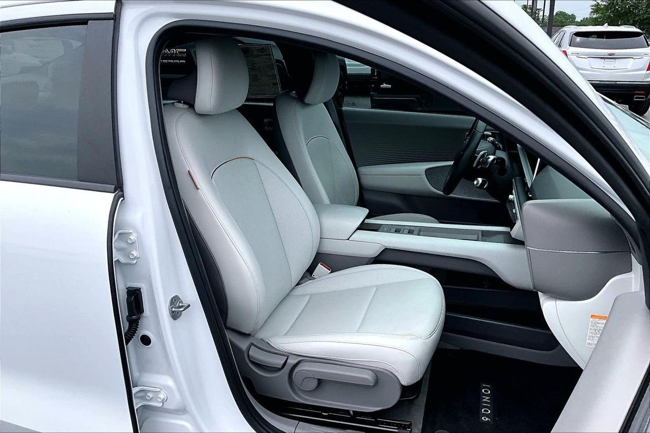 Used 2025 Serenity White Hyundai SEL image 30