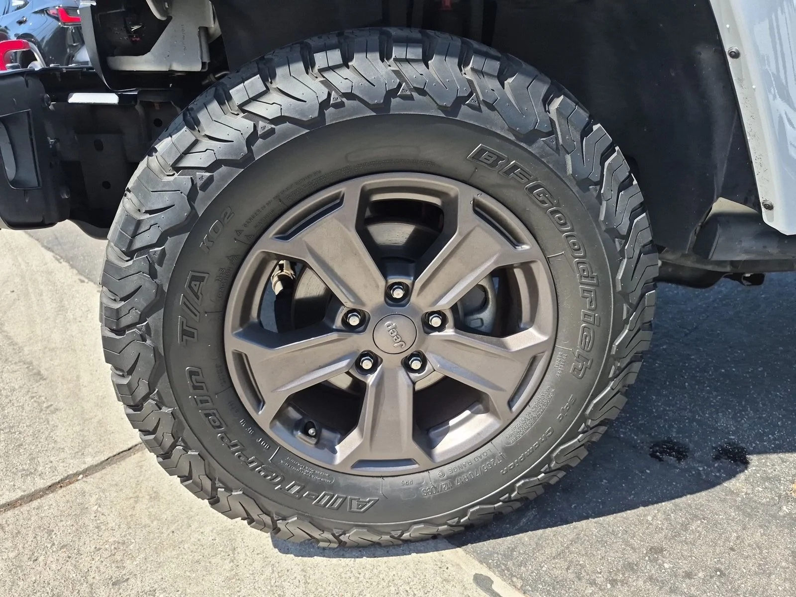 Used 2018 Bright White Clearcoat Jeep Rubicon Recon image 21