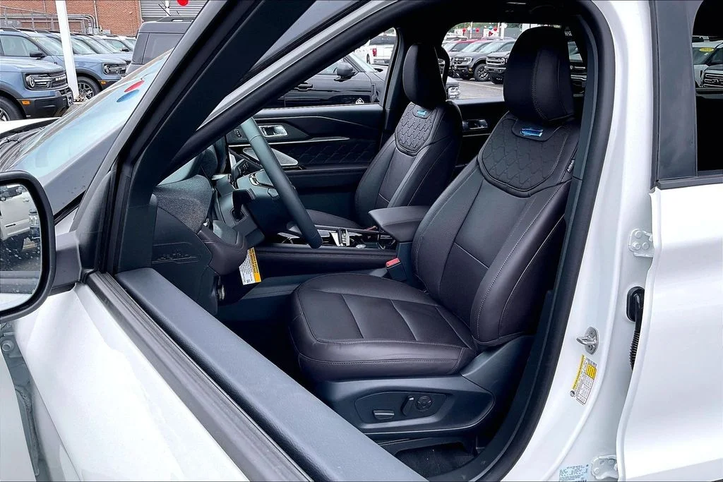 New 2026 Star White Metallic Tri-Coat Ford Platinum™ image 24
