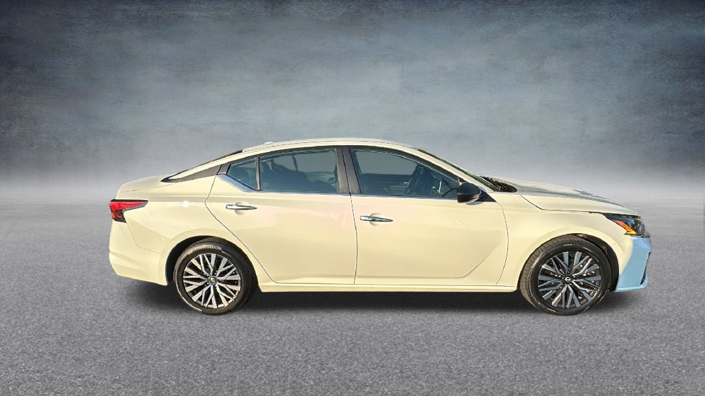 Used 2025 Glacier White Nissan 2.5 SV image 30