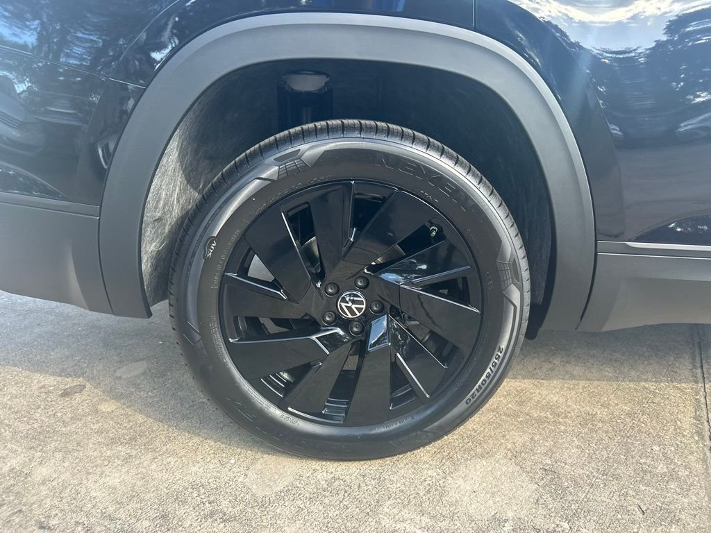 New 2026 Black Volkswagen SE w/Technology image 24