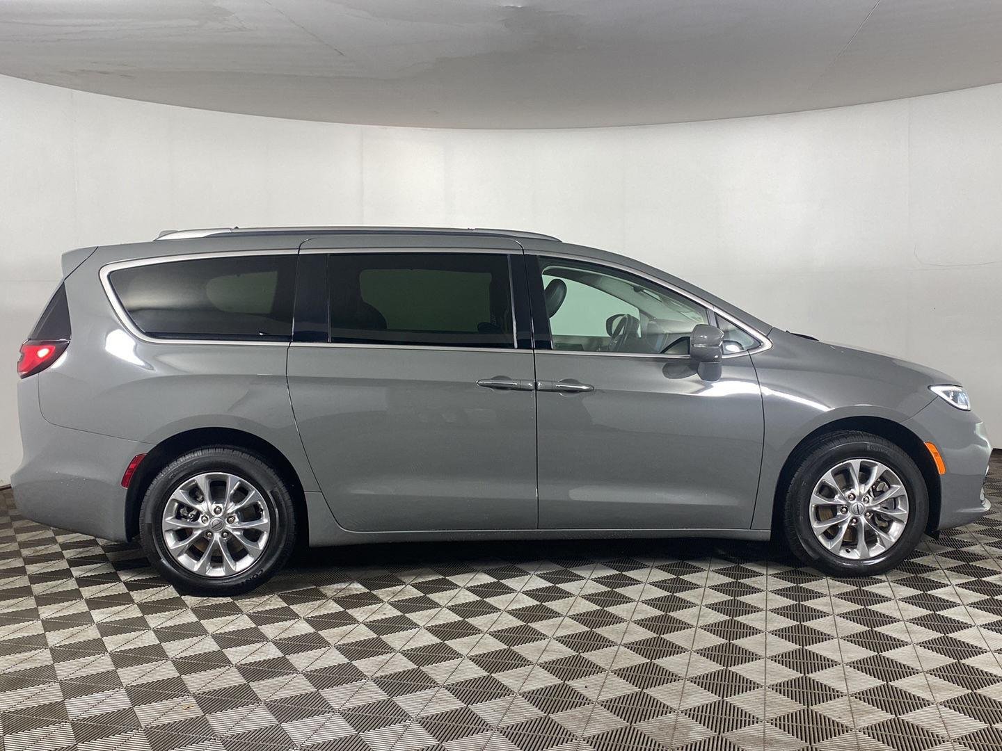 Used 2021 Ceramic Gray Clearcoat Chrysler Touring L AWD image 5