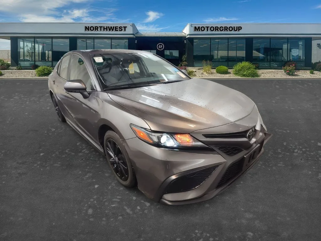 2024 Toyota Camry SE's photo