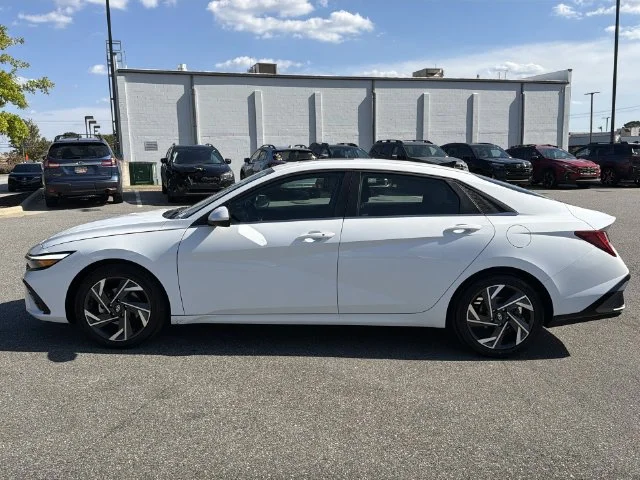 Used 2025 White Hyundai SEL Convenience image 10