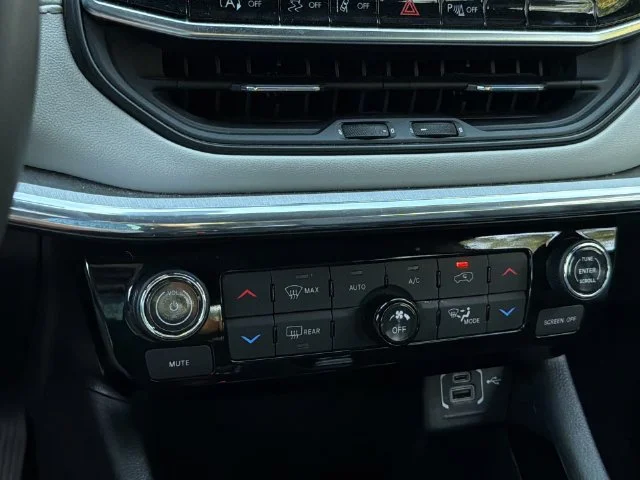 Used 2024  Jeep Limited image 12