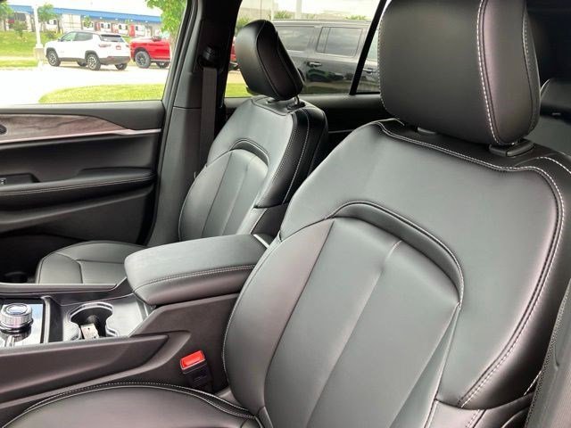New 2026 Diamond Black Crystal Pearl-Coat Exterior Paint Jeep Limited image 11