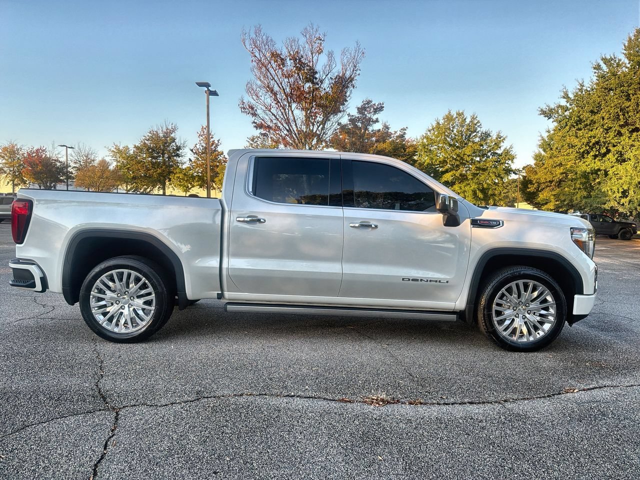 Used 2019 WHITE FROST TRICOAT GMC Denali image 9