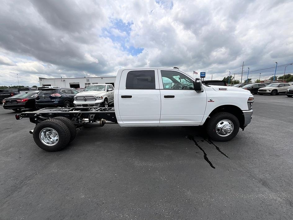 New 2026 Bright White Clear-Coat Exterior Paint RAM Tradesman image 4