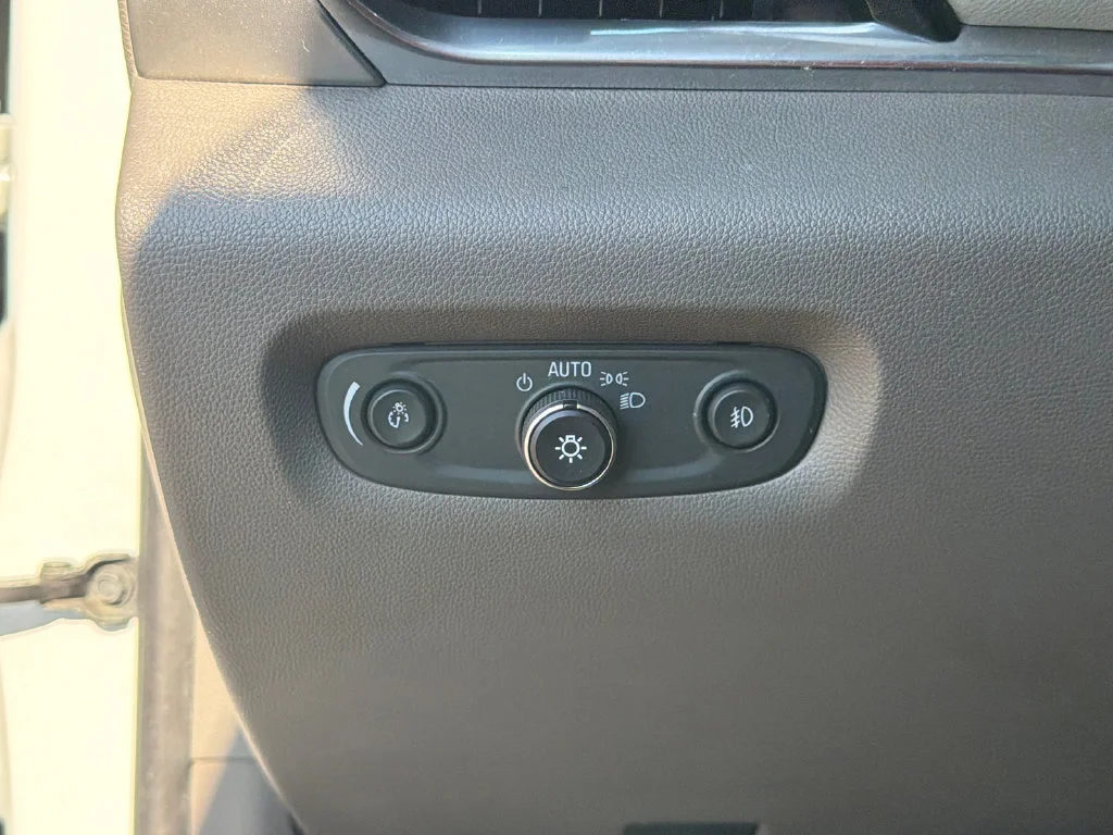 Used 2018 White Chevrolet 3LT image 35