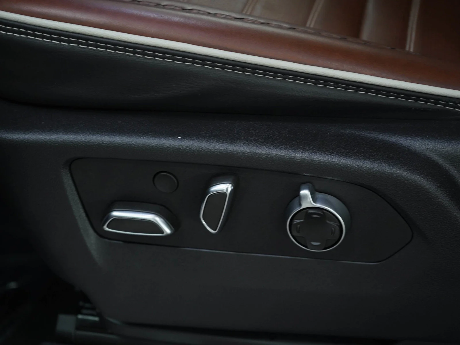 Used 2025 Sterling Metallic GMC Denali Ultimate image 23