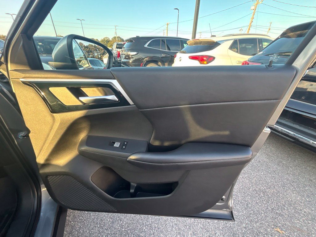 Used 2022 Silver Mitsubishi SE image 22