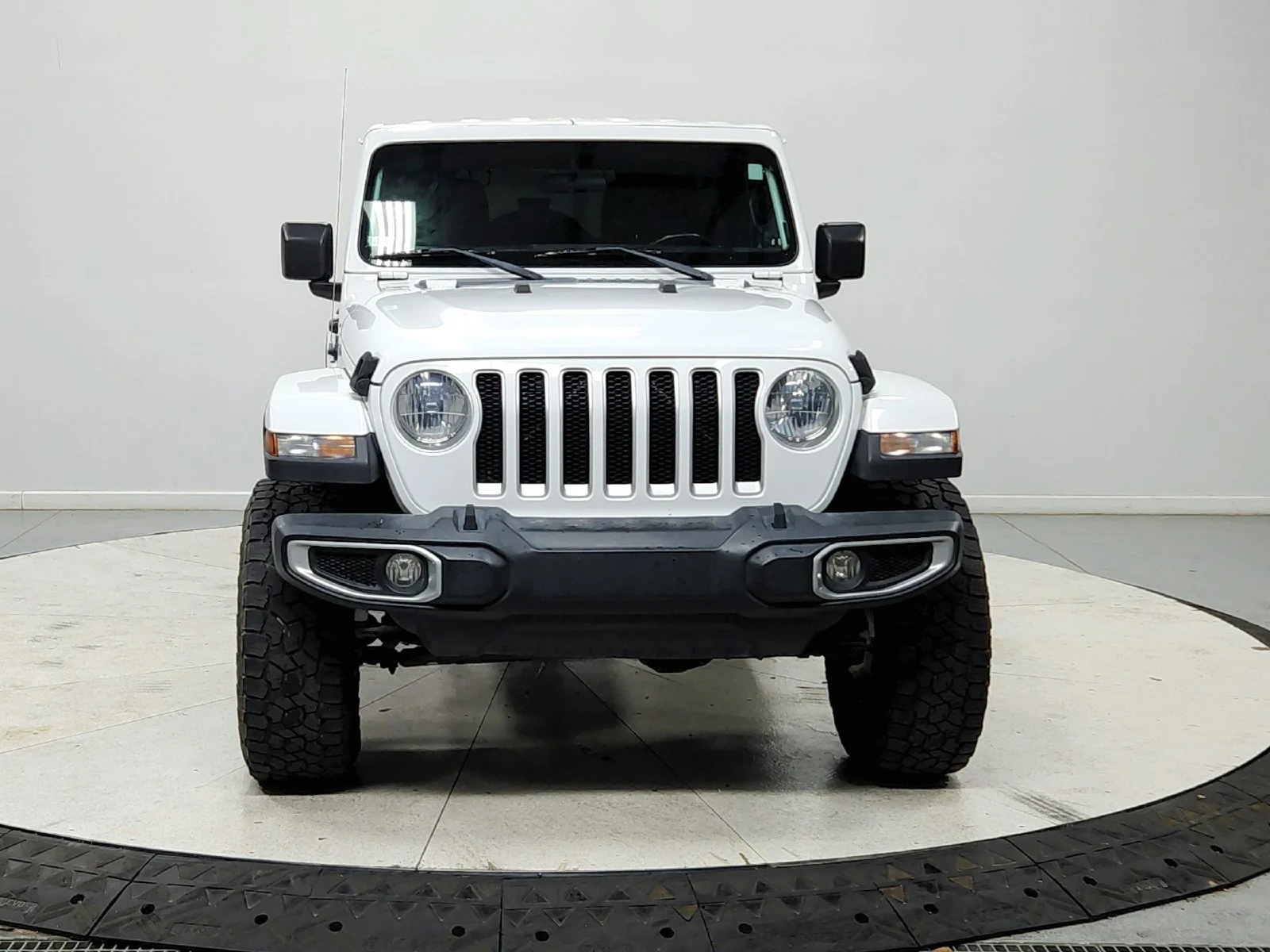 Used 2019 White Jeep Unlimited Sahara image 3