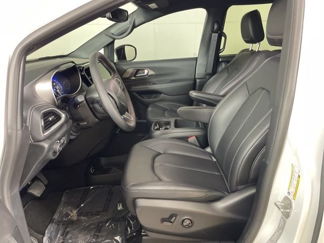 New 2025 Bright White Clear-Coat Exterior Paint Chrysler Select image 16
