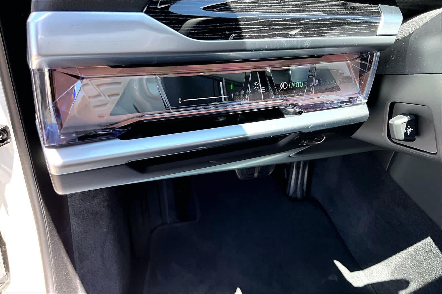 New 2026 Mineral White Metallic BMW 740i xDrive image 19