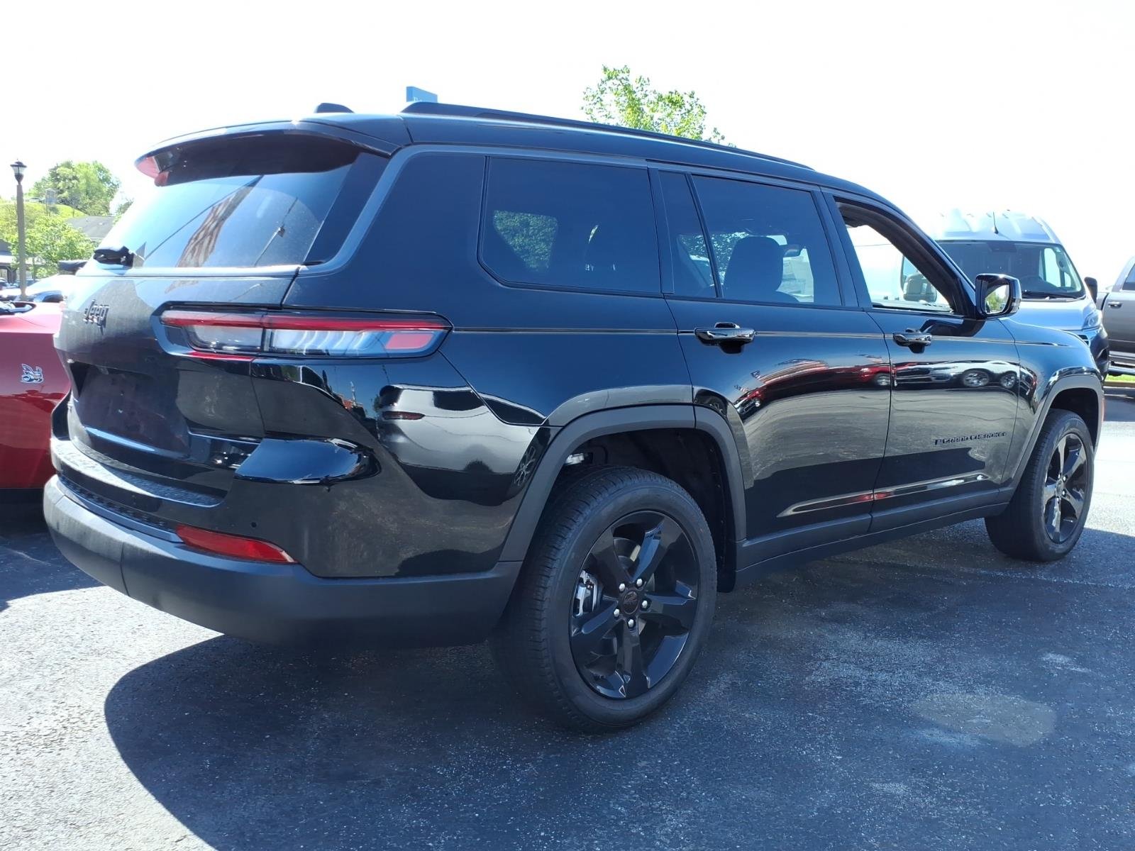 New 2026 Diamond Black Crystal Pearl-Coat Exterior Paint Jeep Limited image 3