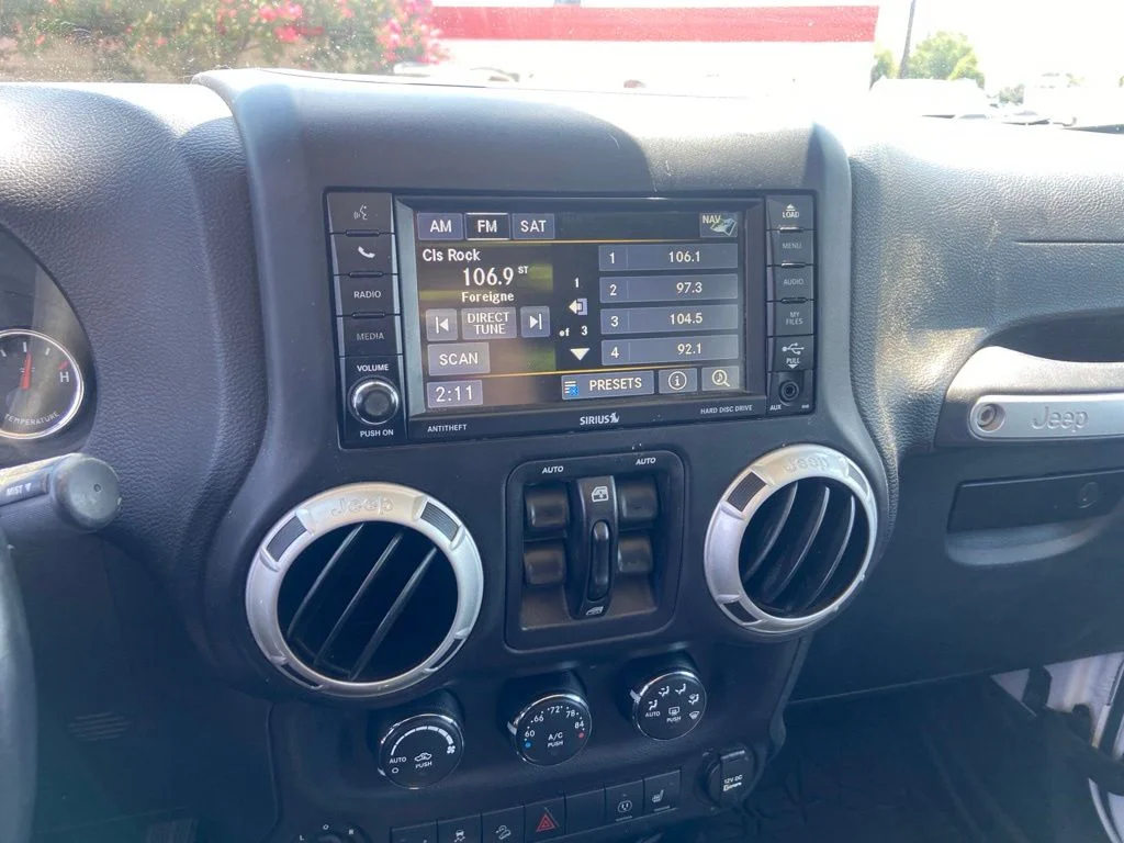 Used 2017 White Jeep Unlimited Rubicon image 35