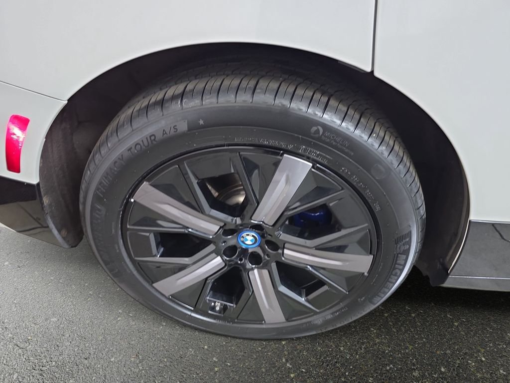 Certified Used 2024 White BMW xDrive50 image 30