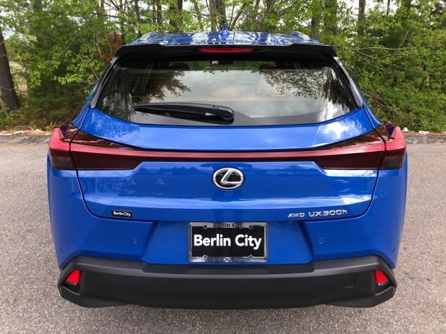 Certified Used 2025  Lexus 300h Premium image 4