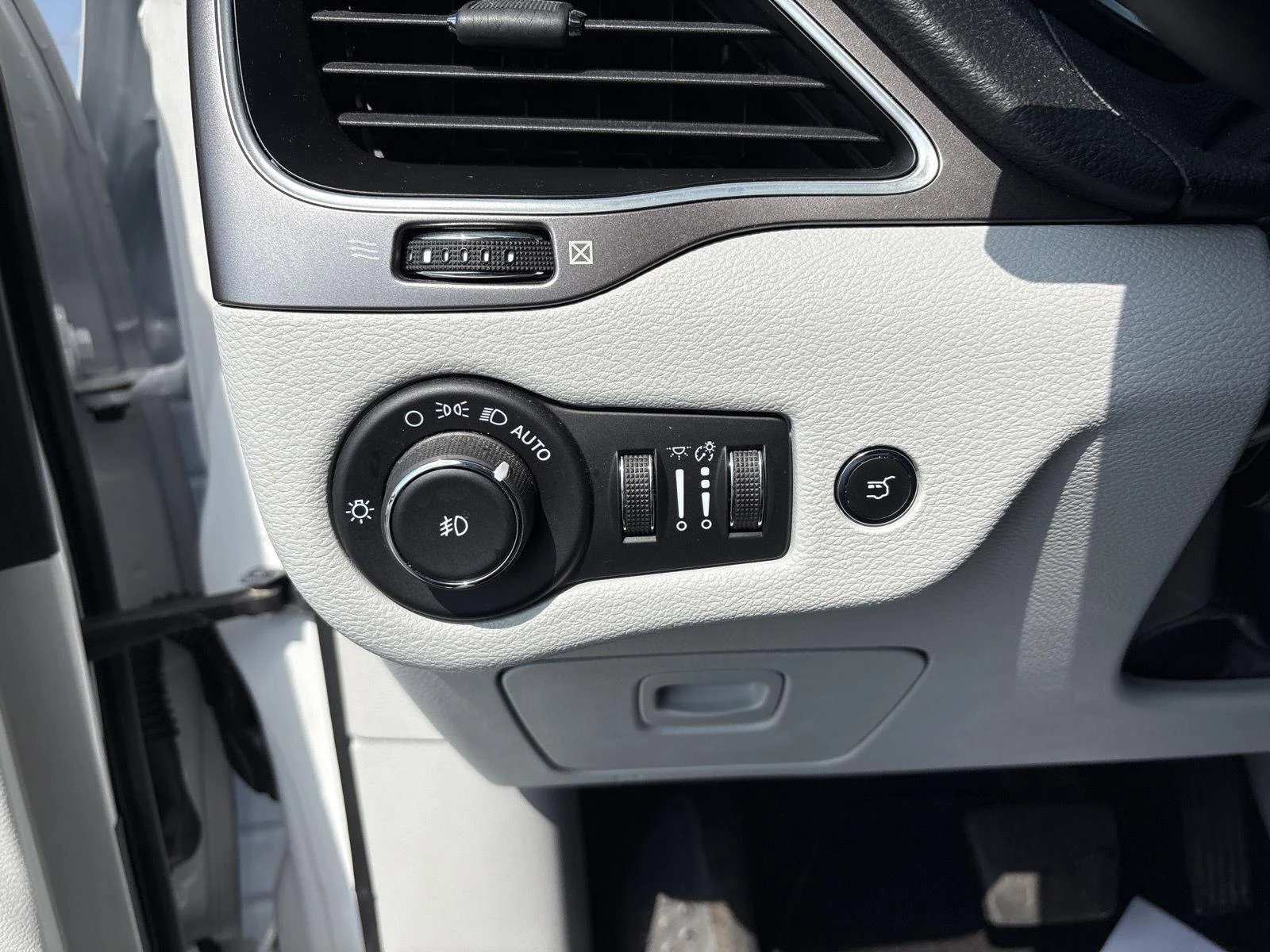 Used 2021 Bright White Clearcoat Jeep Latitude Lux image 20