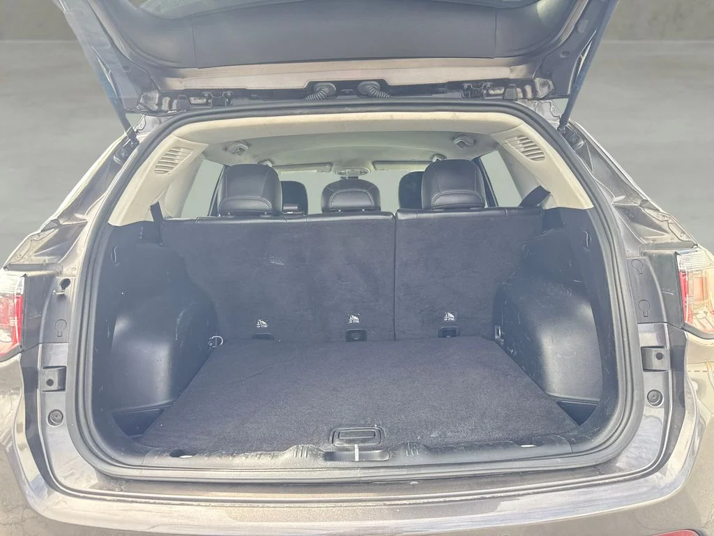 Used 2020 Gray Jeep Latitude image 9
