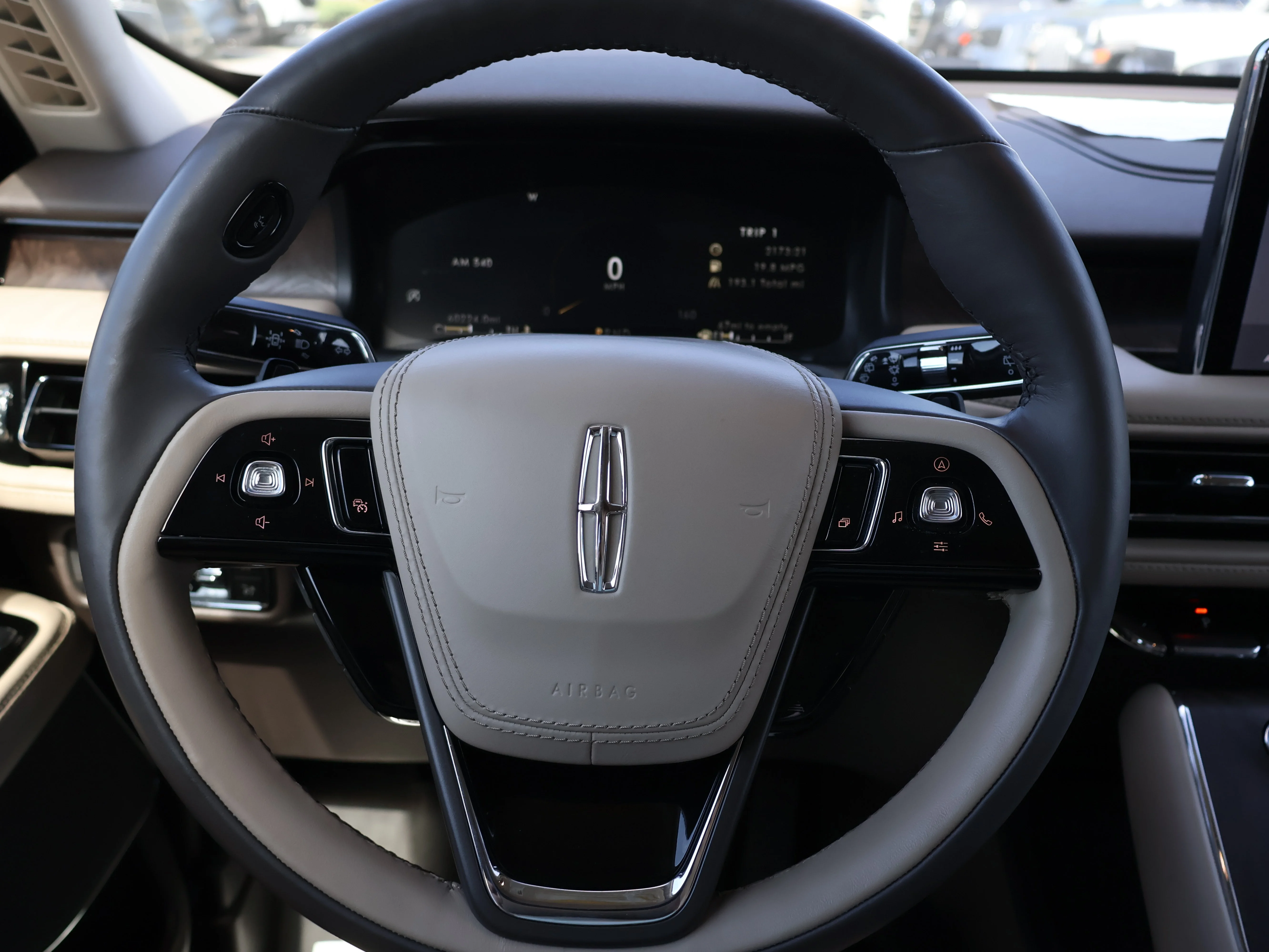 Used 2023 Pristine White Metallic Tri-Coat Lincoln Reserve image 41