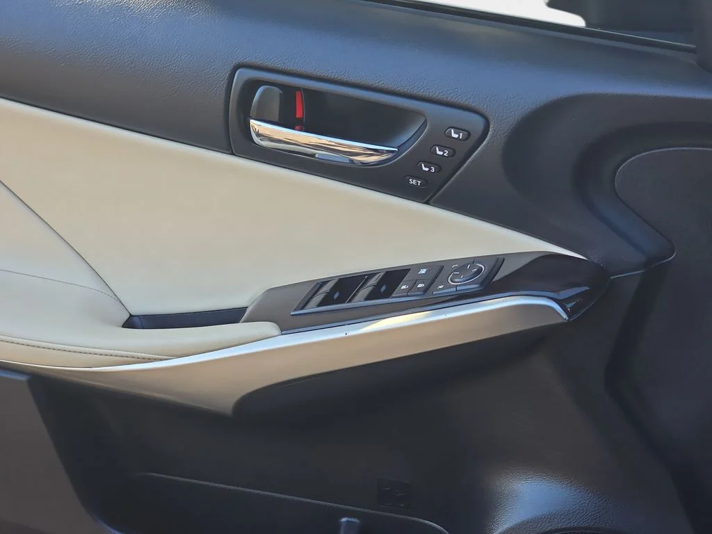 Used 2014  Lexus 250 image 30