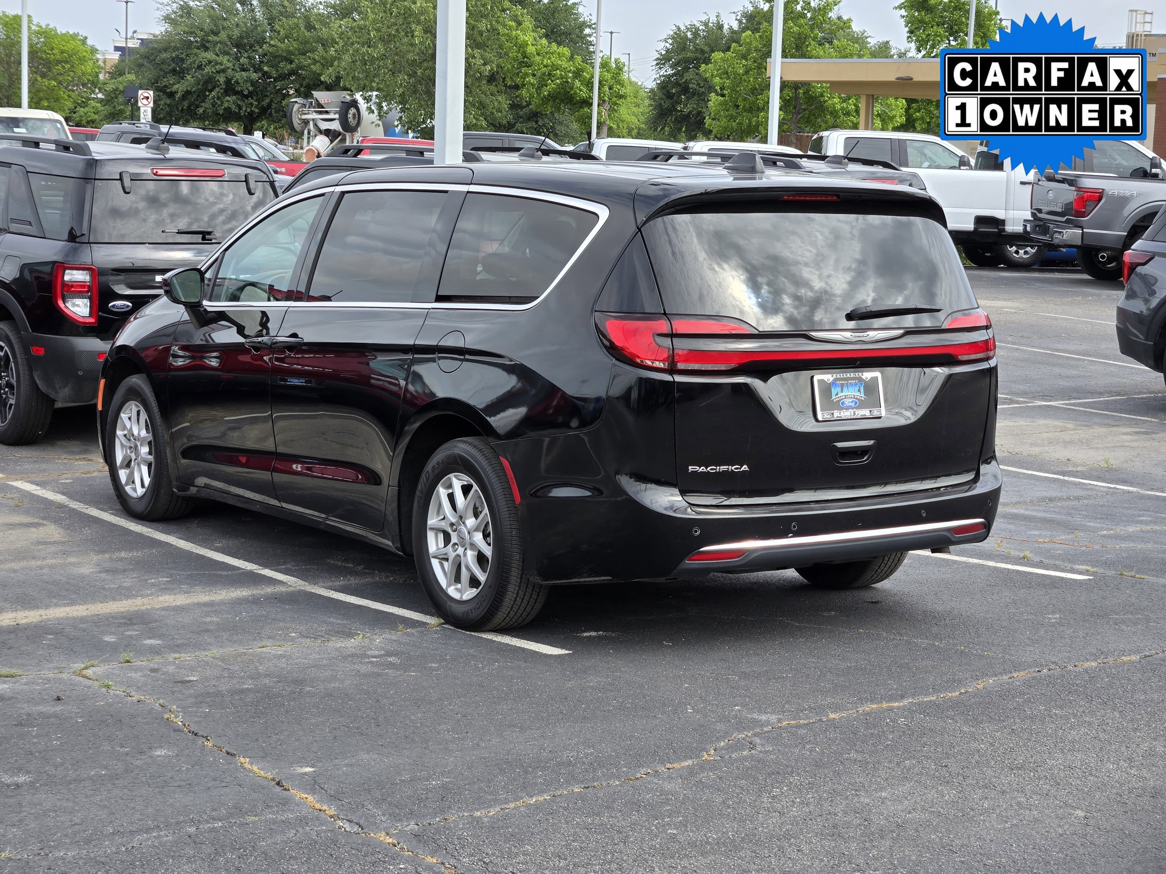 Used 2024 Diamond Black Chrysler Touring L image 5