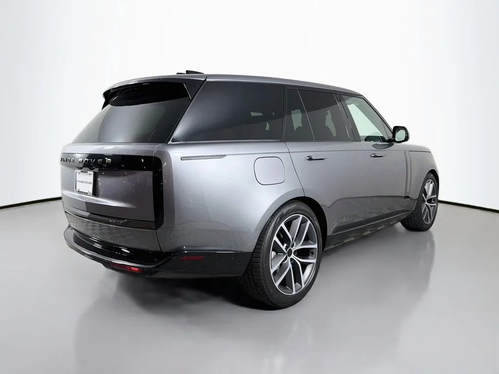 New 2026 Eiger Grey Land Rover SE image 5