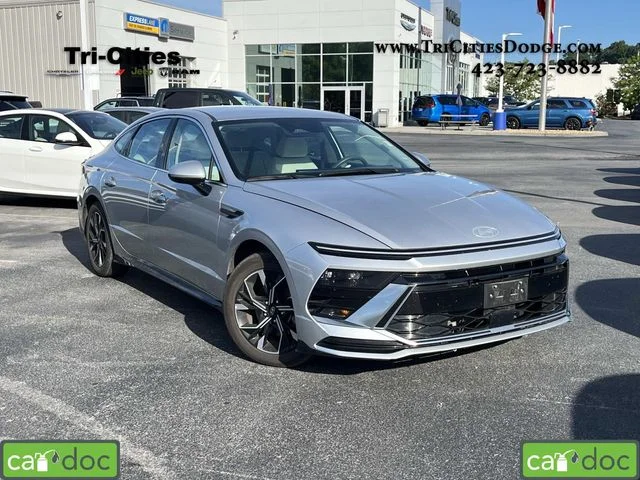 Used 2024 Silver Hyundai SEL image 1