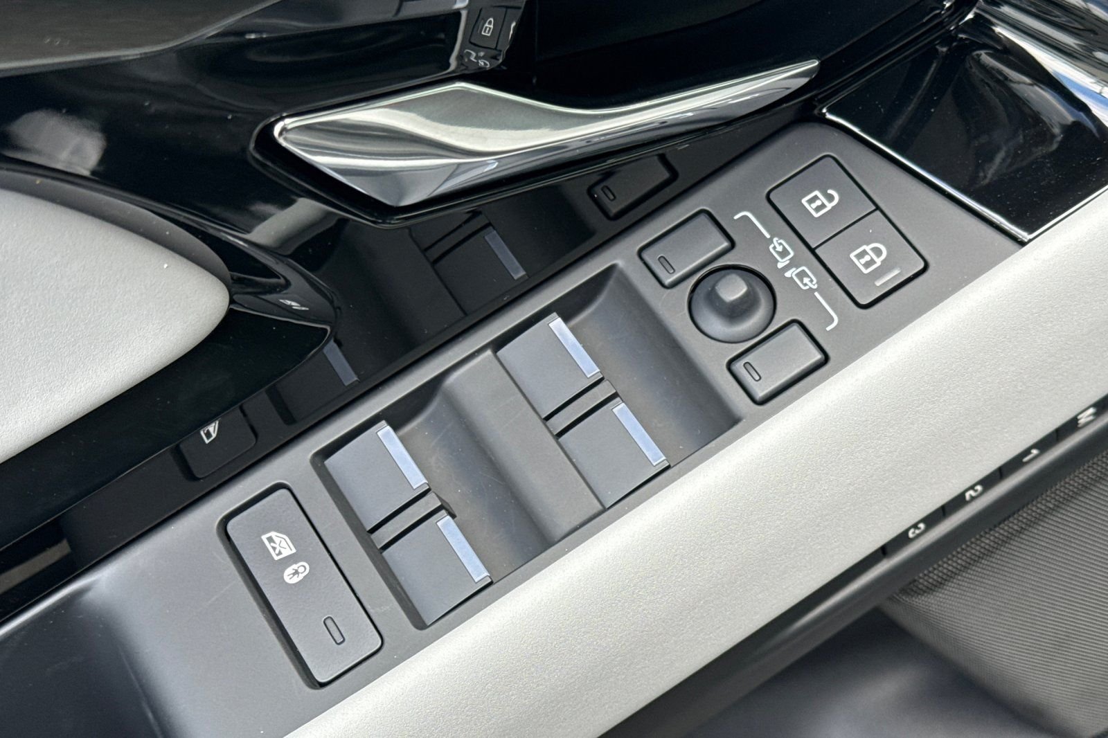 New 2026 Santorini Black Land Rover S image 11