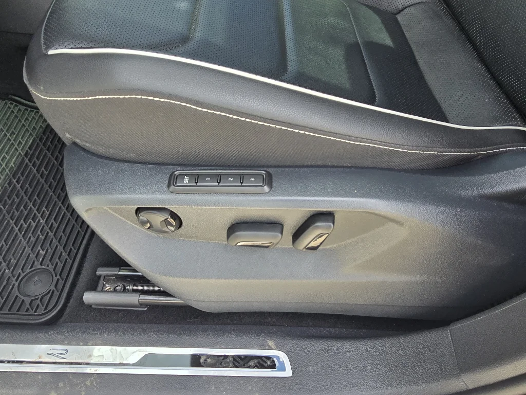 Used 2022 Oryx White Pearl Volkswagen SEL R-Line image 15