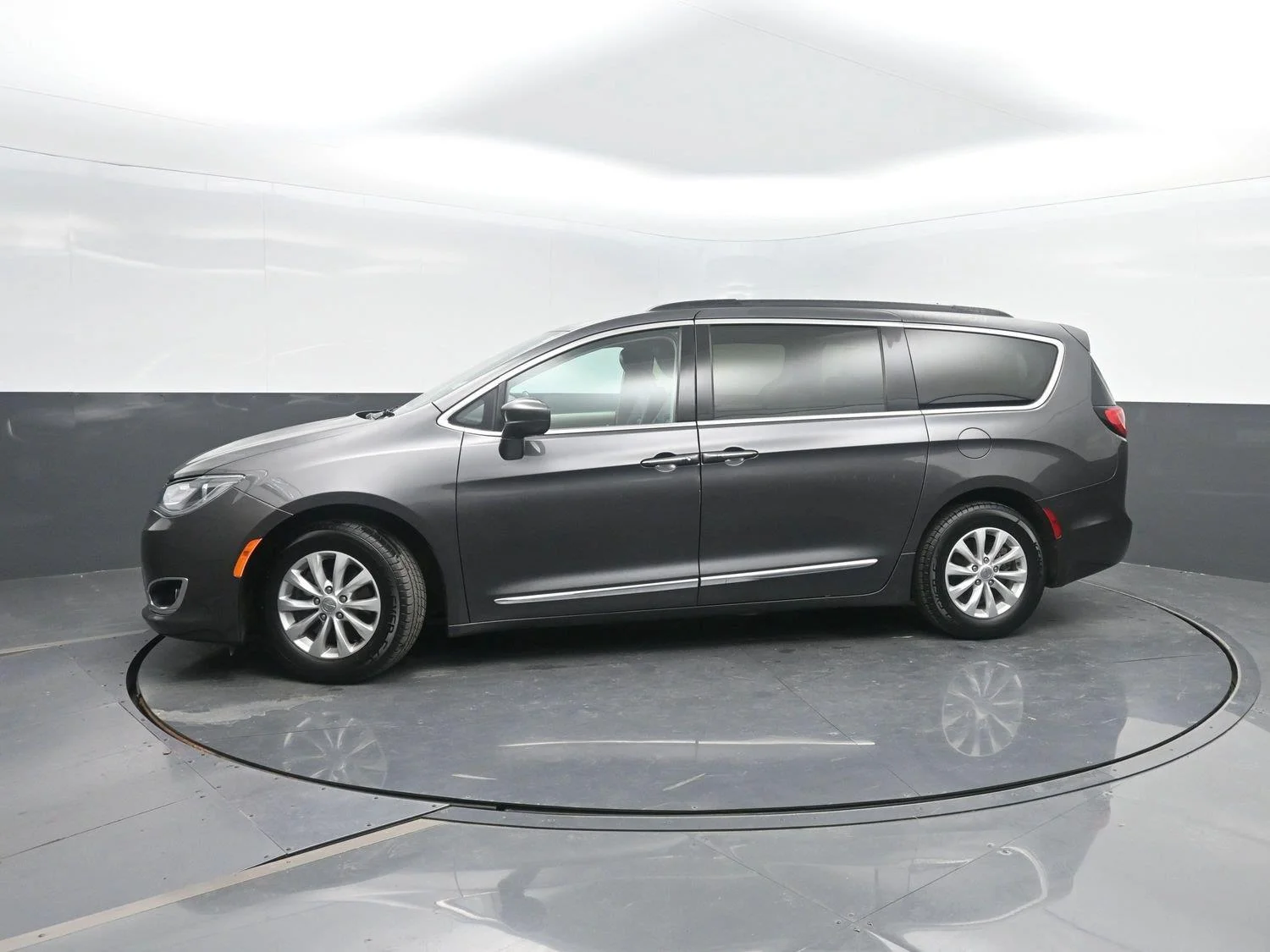 Used 2017 Granite Crystal Metallic Clearcoat Chrysler Touring-L image 1