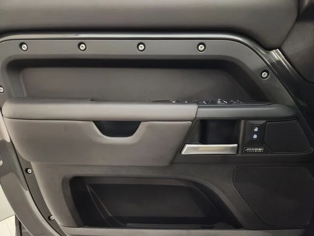 2025 Land Rover Defender X-Dynamic SE - Photo 24