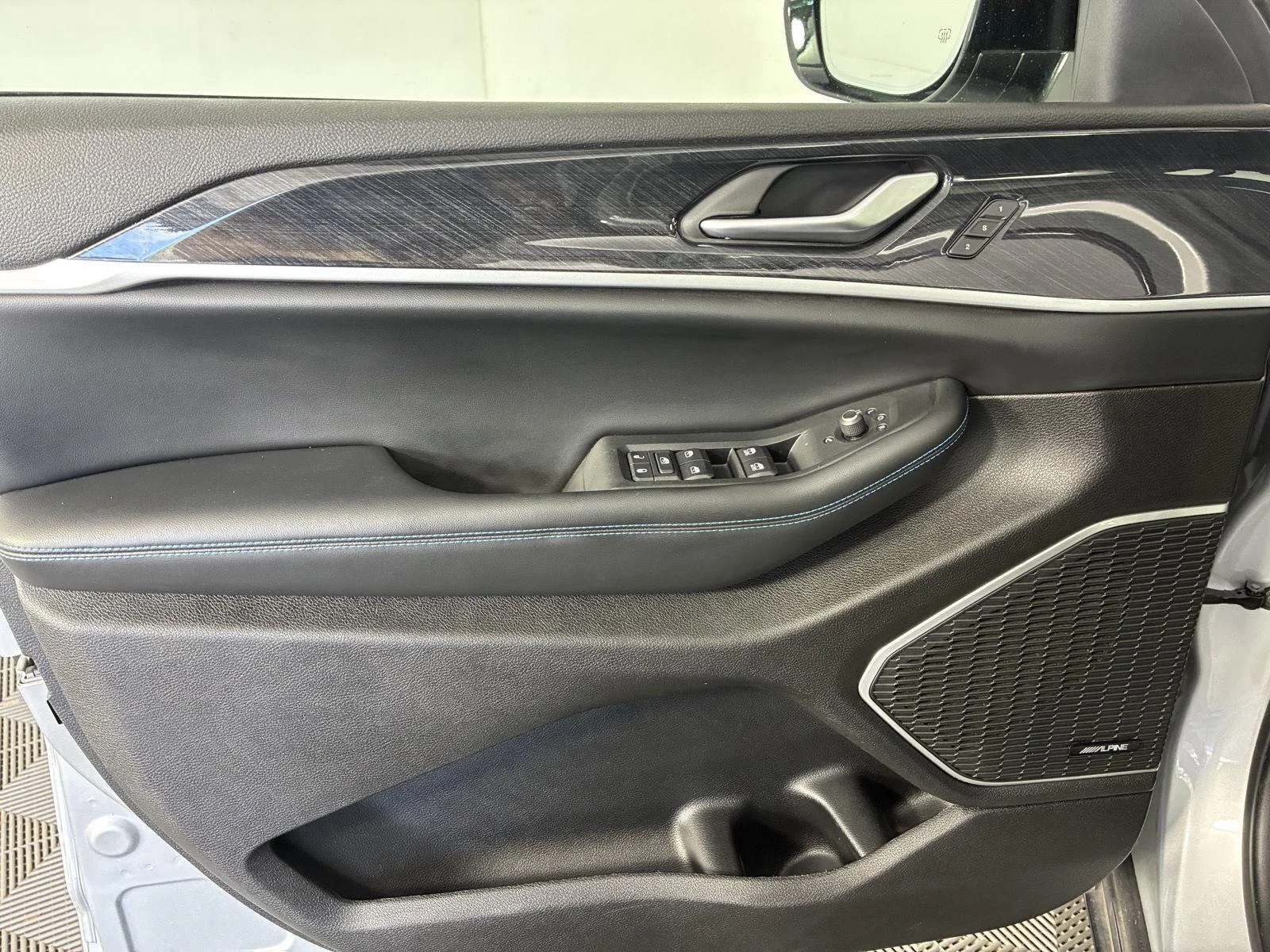 Used 2023 Silver Zynith Jeep Trailhawk image 27