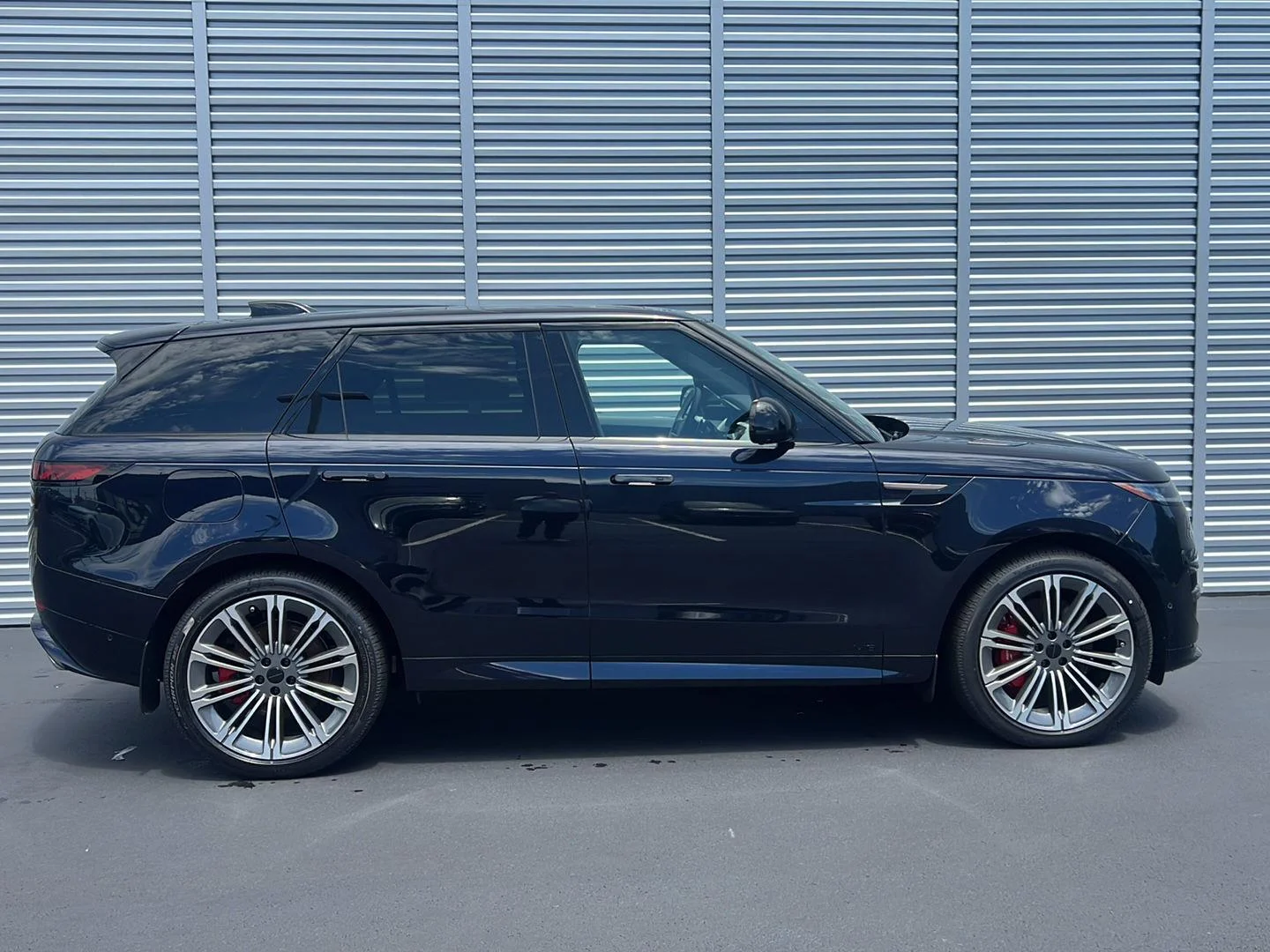 New 2026 Constellation Blue SV Bespoke Ultra Metallic Gloss Land Rover Dynamic SE image 6
