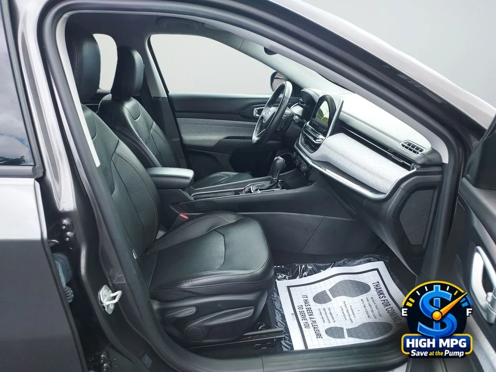 Used 2022 Gray Jeep Latitude Lux image 24